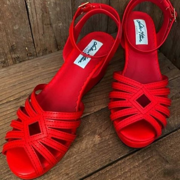 NWOT Lulu Hun Red Jennifer Wedge Sandals - Picture 1 of 1